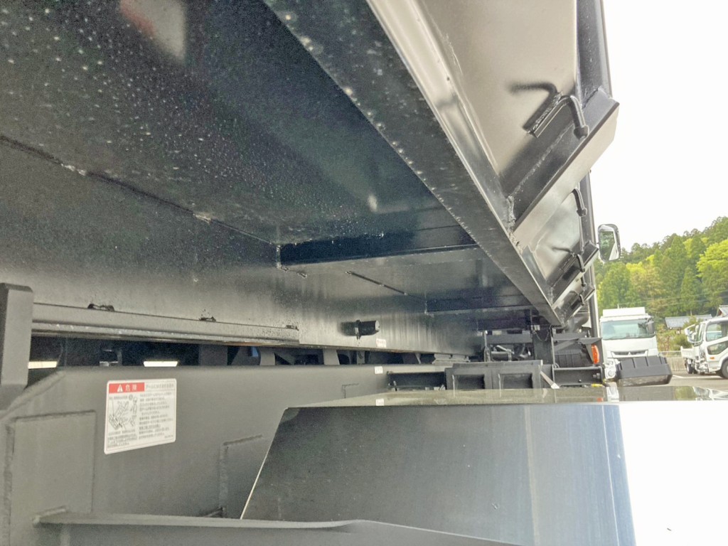 シャーシとネタの状態です。(コンテナ縦ネタ・横ネタは鉄製です)|いすゞ フォワード 2RG-FTR90U4の写真9