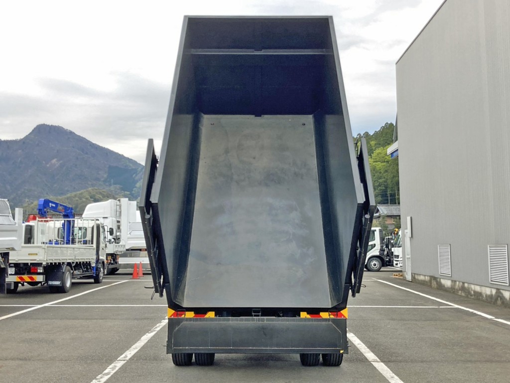 床は鉄板です。|いすゞ フォワード 2RG-FTR90U4の写真11