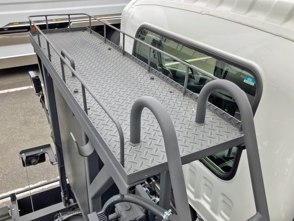 つい立上部の踊り場の状態です。|いすゞ フォワード 2RG-FTR90U4の写真20