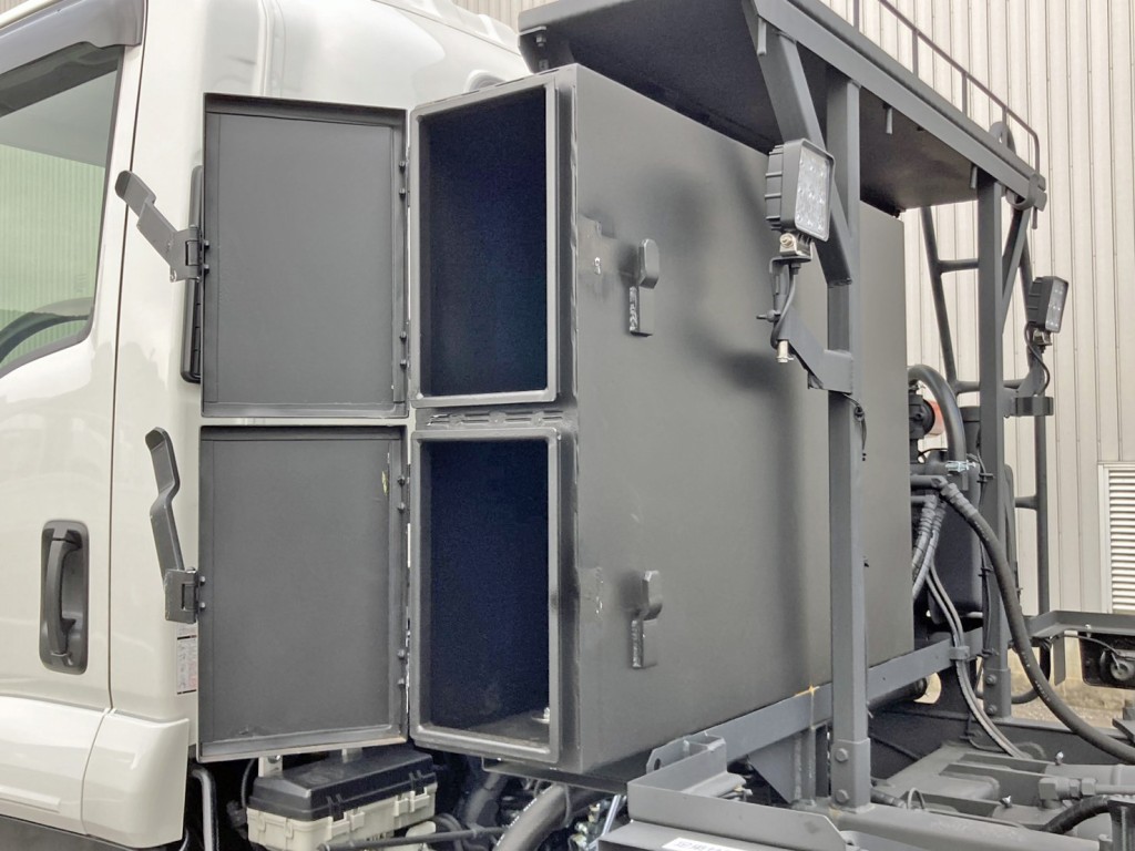 つい立助手席側に物入れが付いています。|いすゞ フォワード 2RG-FTR90U4の写真21