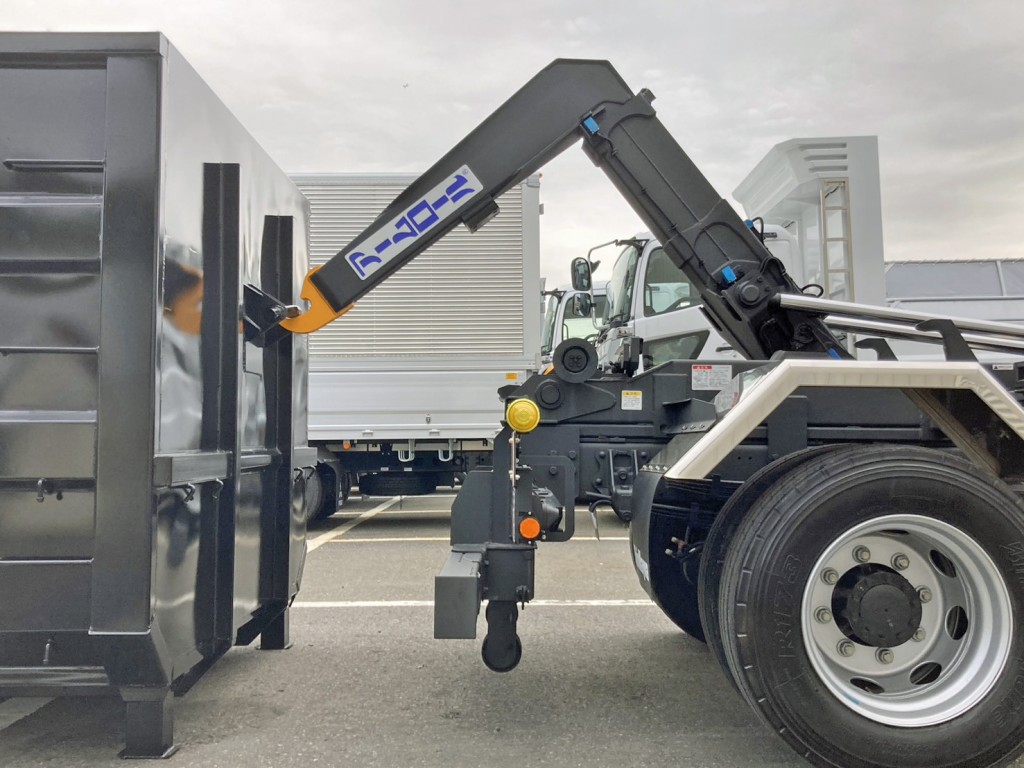 ジャッキは手動式です。|いすゞ フォワード 2RG-FTR90U4の写真25