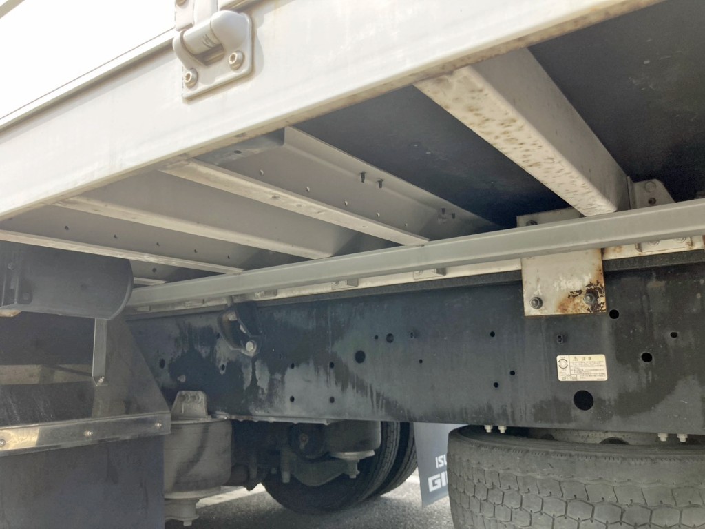 シャーシとネタの状態です。(縦ネタは鉄製・横ネタは鉄とアルミが使用されています)|いすゞ ギガ 2PG-CYJ77Cの写真6