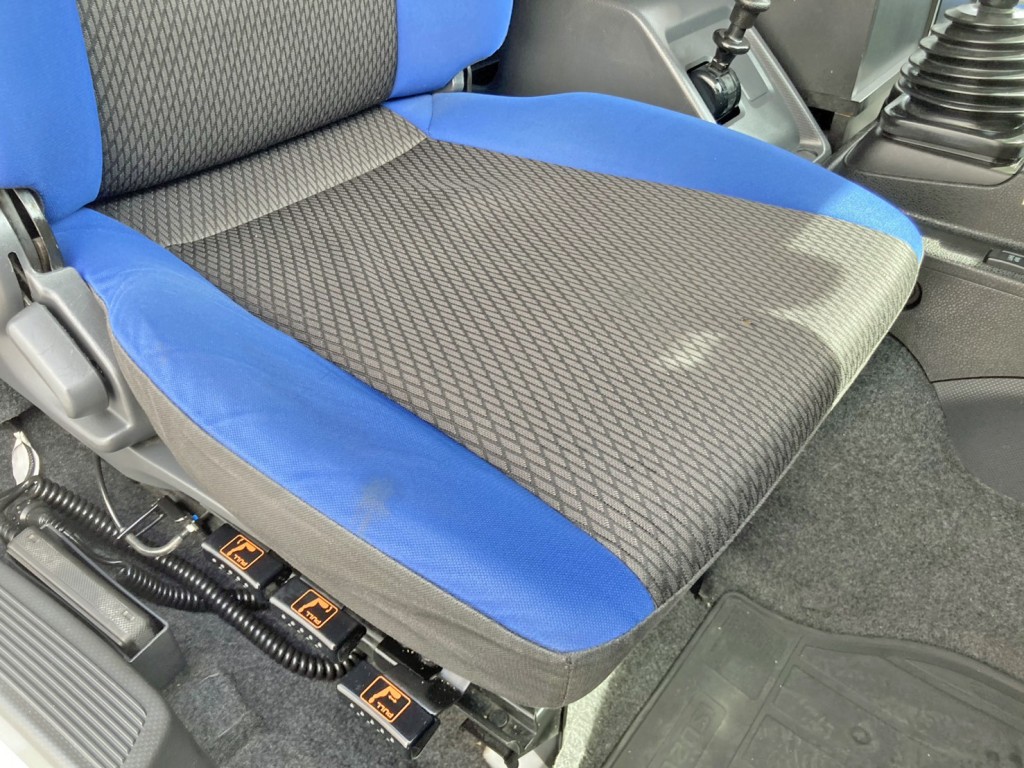 運転席座面にヘタリ・穴あきがあります。|いすゞ ギガ 2PG-CYJ77Cの写真8