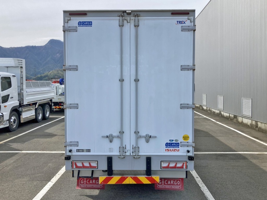 リヤ周りの状態です。(シールはがし跡があります)|いすゞ ギガ 2PG-CYJ77Cの写真9