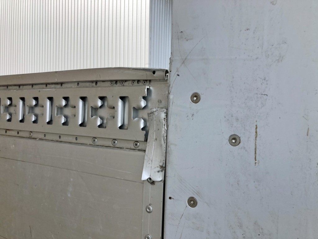 運転席側アオリ後方に割れ・歪みがあります。|いすゞ ギガ 2PG-CYJ77Cの写真11