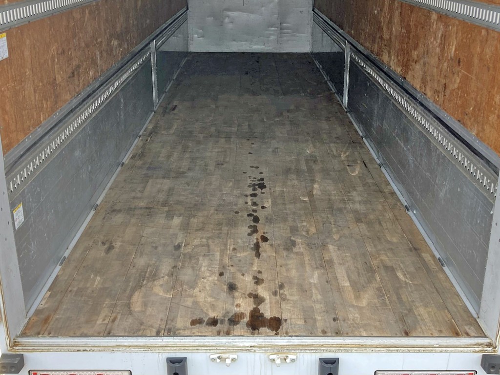 床は板張りです。|いすゞ ギガ 2PG-CYJ77Cの写真12