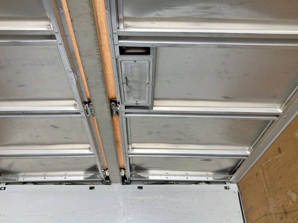 ボディー前方の庫内灯カバーに割れがあります。|いすゞ ギガ 2PG-CYJ77Cの写真15