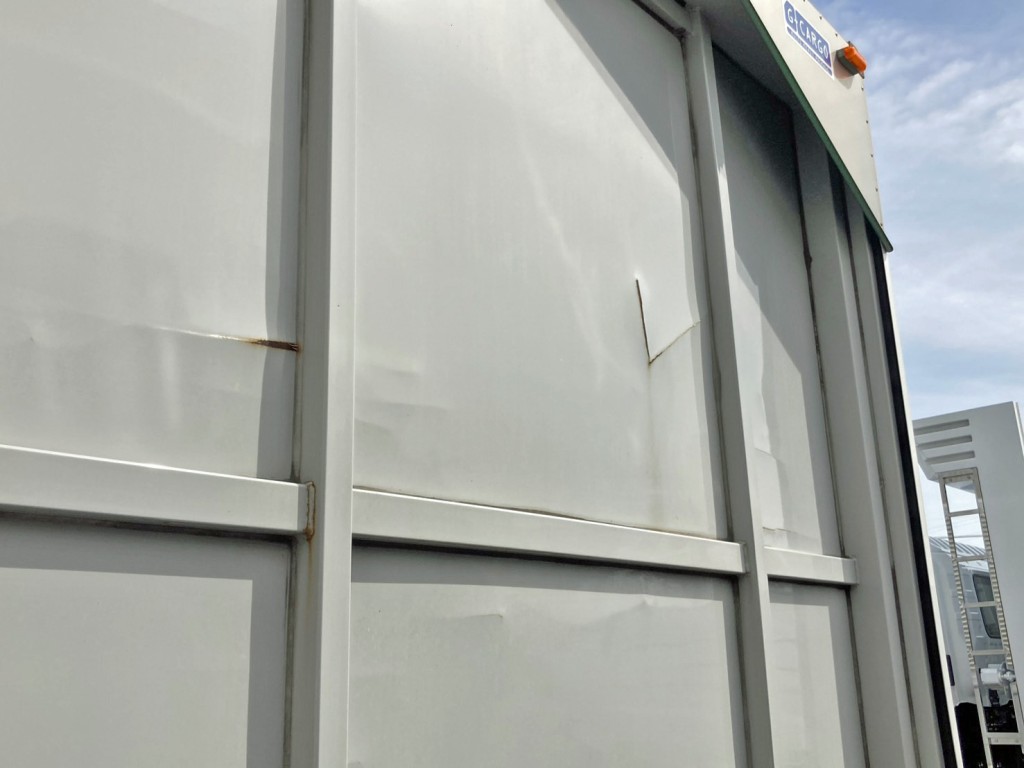 前壁に膨らみ・サビがあります。|いすゞ ギガ 2PG-CYJ77Cの写真16