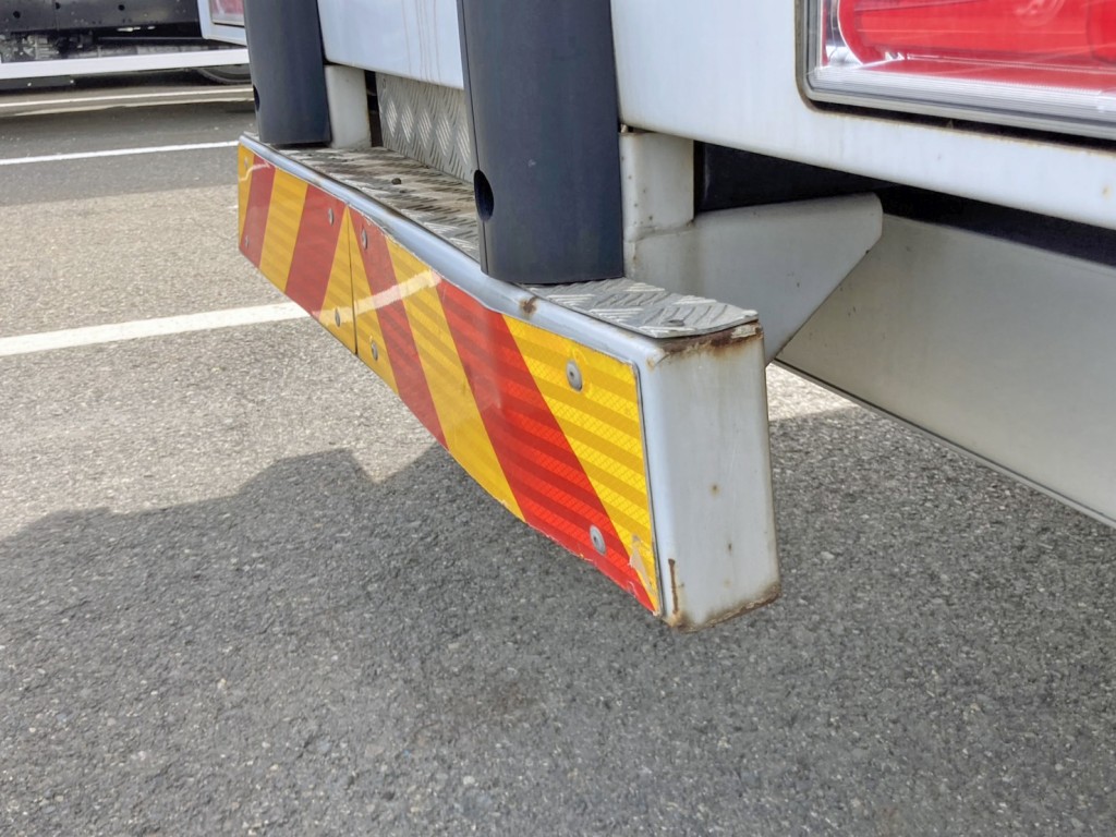 リヤステップに曲がりがあります。|いすゞ ギガ 2PG-CYJ77Cの写真17