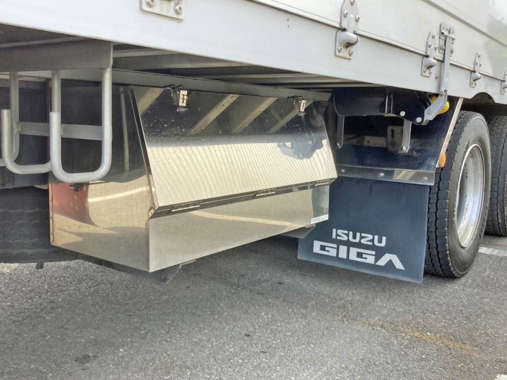 ボディー運転席側後方にステンレス製の工具箱が付いています。|いすゞ ギガ 2PG-CYJ77Cの写真18