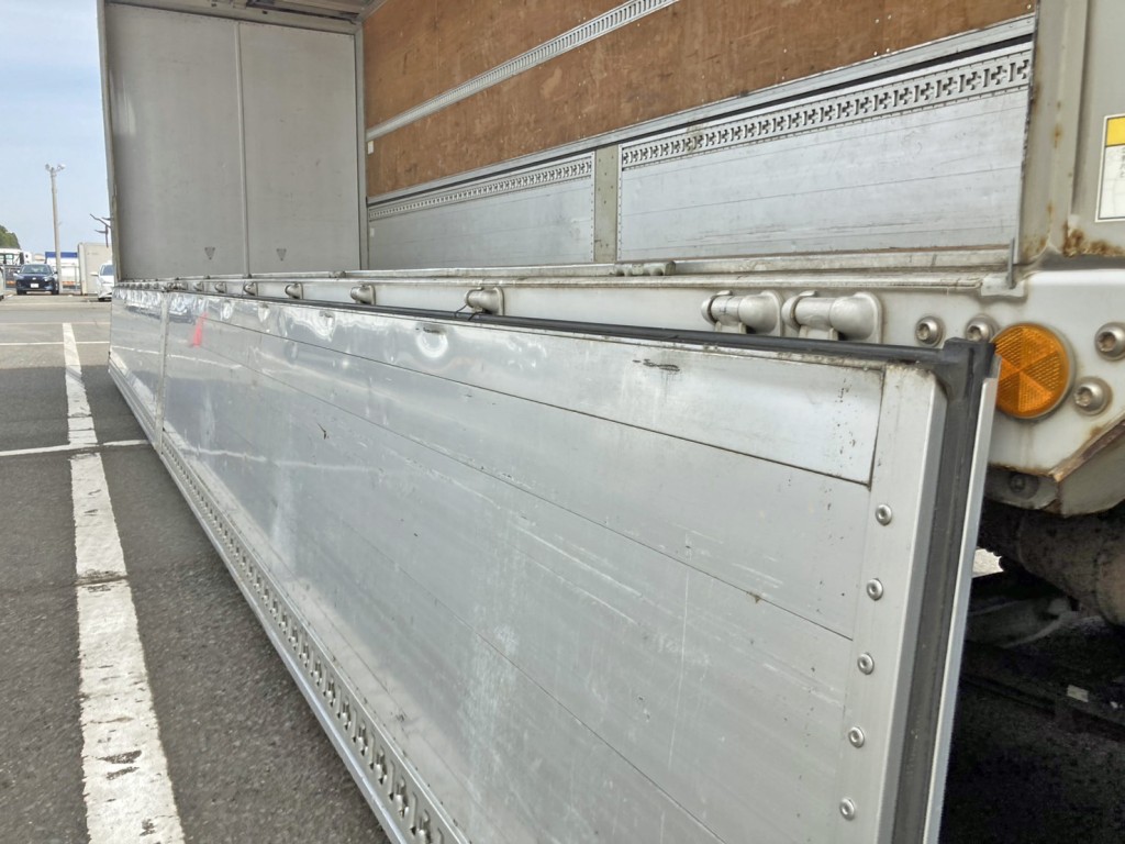 運転席側アオリ内側下部にヘコミがあります。(前方)|いすゞ ギガ 2PG-CYJ77Cの写真19