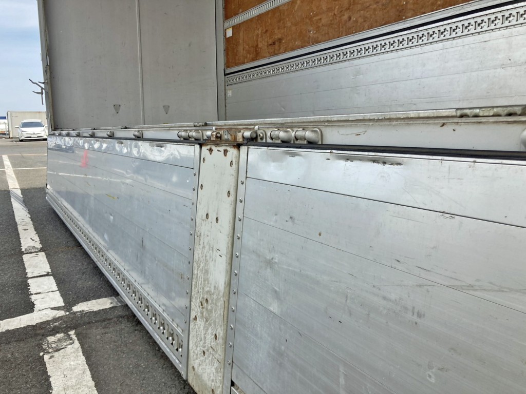 運転席側アオリ内側下部にヘコミがあります。(中央~後方)|いすゞ ギガ 2PG-CYJ77Cの写真20