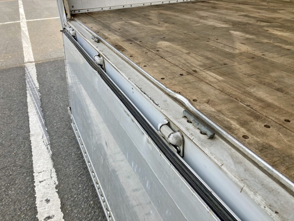 床板後方運転席側に歪みがあります。|いすゞ ギガ 2PG-CYJ77Cの写真21