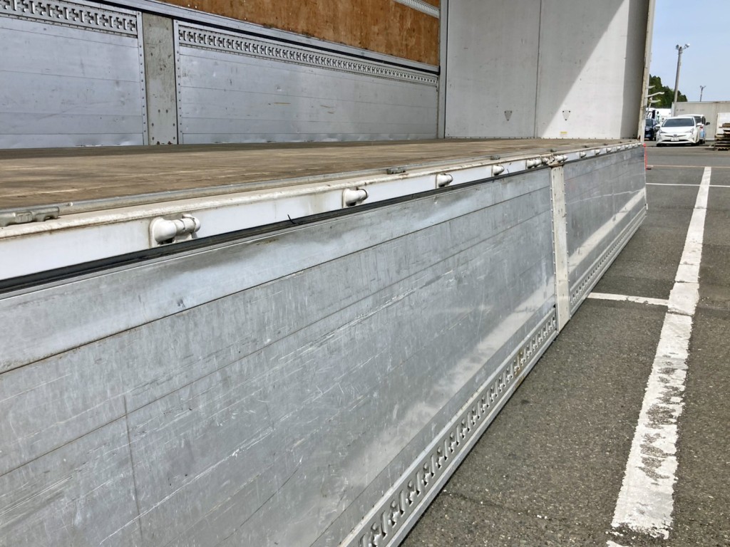 助手席側アオリ内側下部にヘコミがあります。(前方)|いすゞ ギガ 2PG-CYJ77Cの写真22