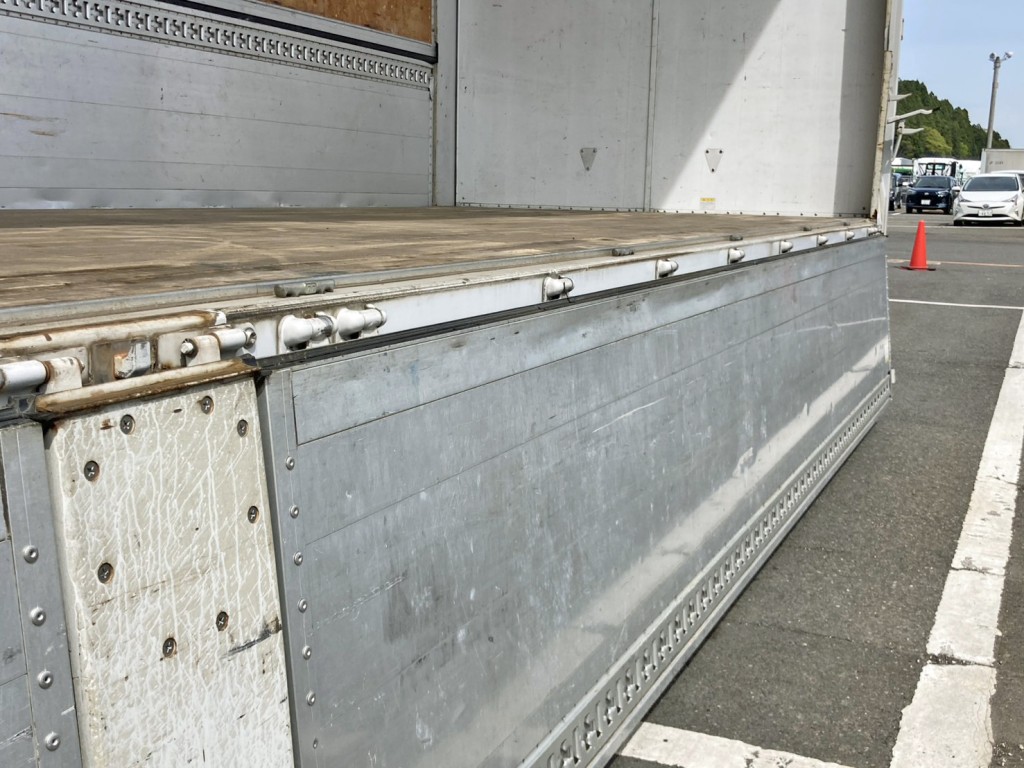 助手席側アオリ内側下部にヘコミがあります。(後方)|いすゞ ギガ 2PG-CYJ77Cの写真23