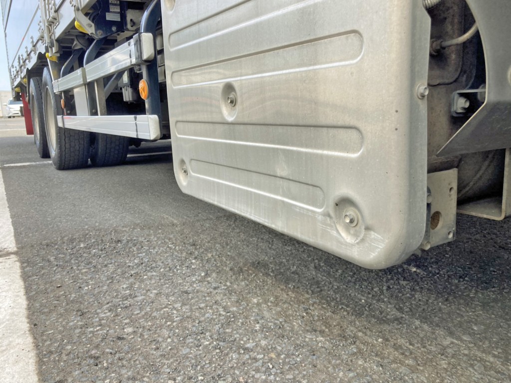 マフラーカバーに引きキズ・ヘコミがあります。|いすゞ ギガ 2PG-CYJ77Cの写真24