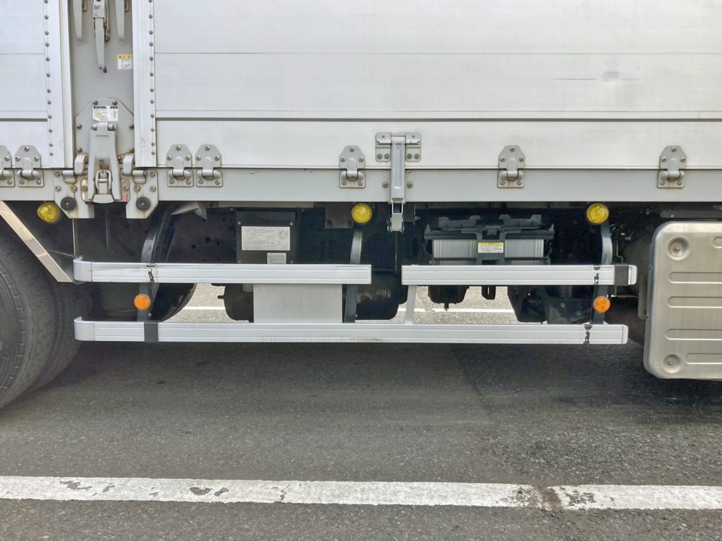 運転席側サイドバンパーに引きキズ・ステーに曲がりがあります。|いすゞ ギガ 2PG-CYJ77Cの写真25