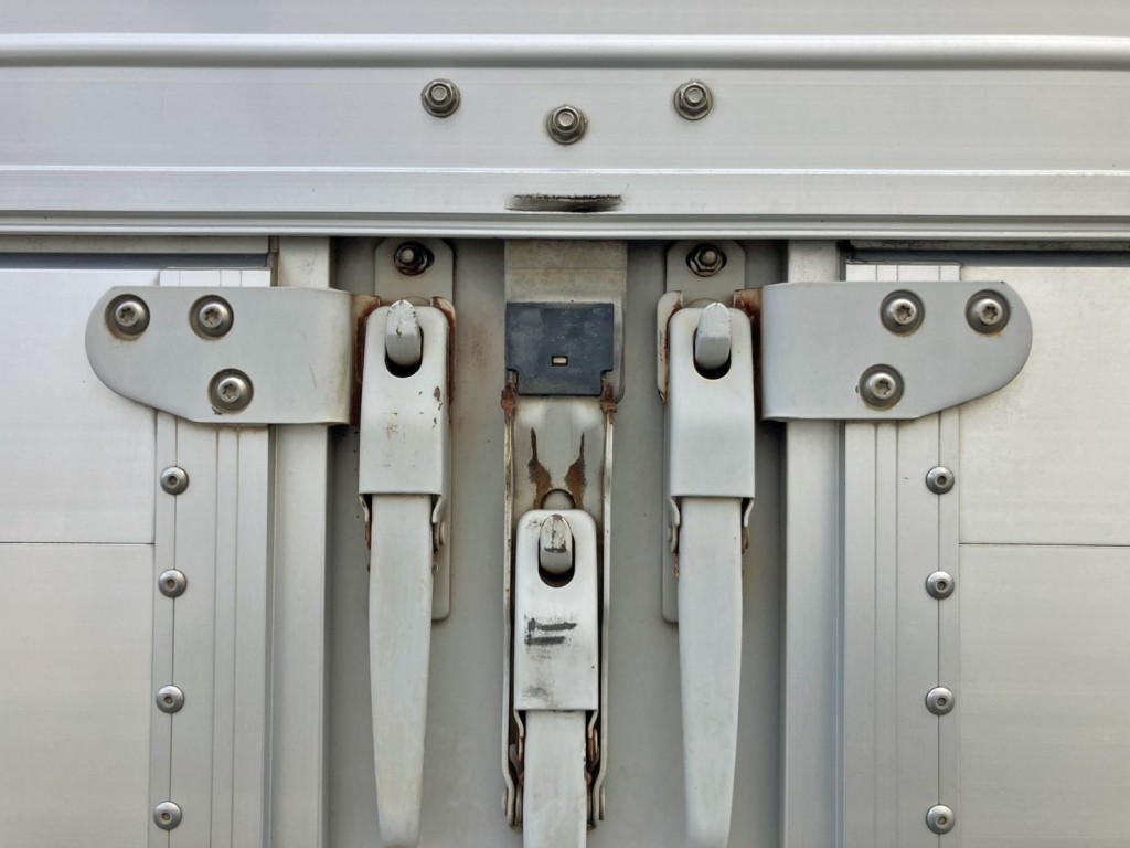 ボディー運転席側中央部のウイングキャッチ・受けに少々曲がりがあります。|いすゞ ギガ 2PG-CYJ77Cの写真26