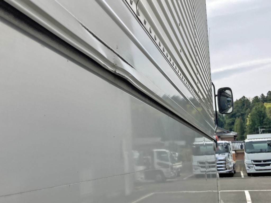 運転席側ウイング羽根前方にヘコミがあります。|いすゞ ギガ 2PG-CYJ77Cの写真27