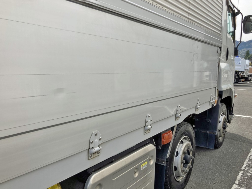 運転席側アオリにヘコミがあります。|いすゞ ギガ 2PG-CYJ77Cの写真28