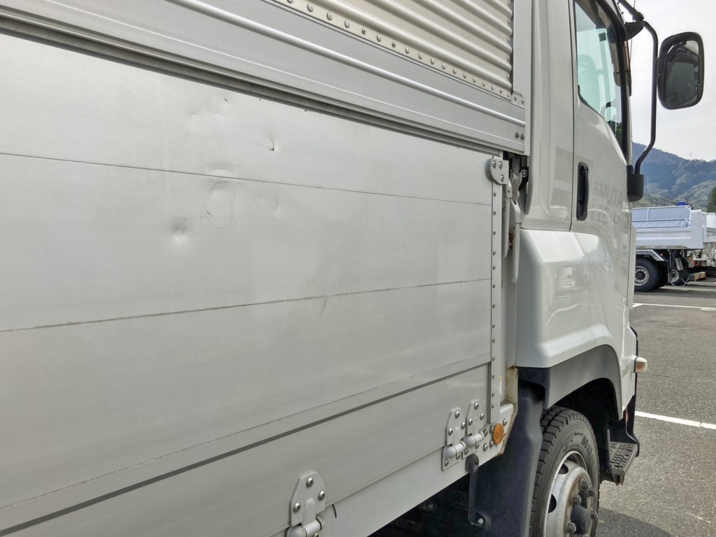 運転席側アオリ前方にヘコミがあります。|いすゞ ギガ 2PG-CYJ77Cの写真29
