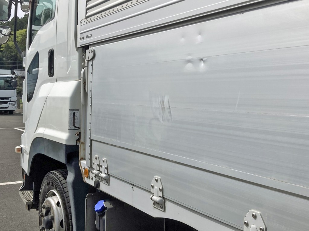 助手席側アオリ前方にヘコミがあります。|いすゞ ギガ 2PG-CYJ77Cの写真30