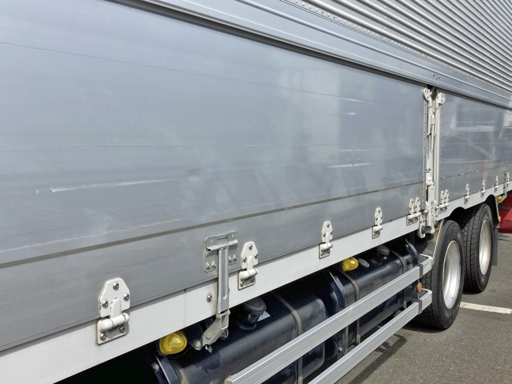 助手席側アオリに引きキズ・ヘコミがあります。|いすゞ ギガ 2PG-CYJ77Cの写真31