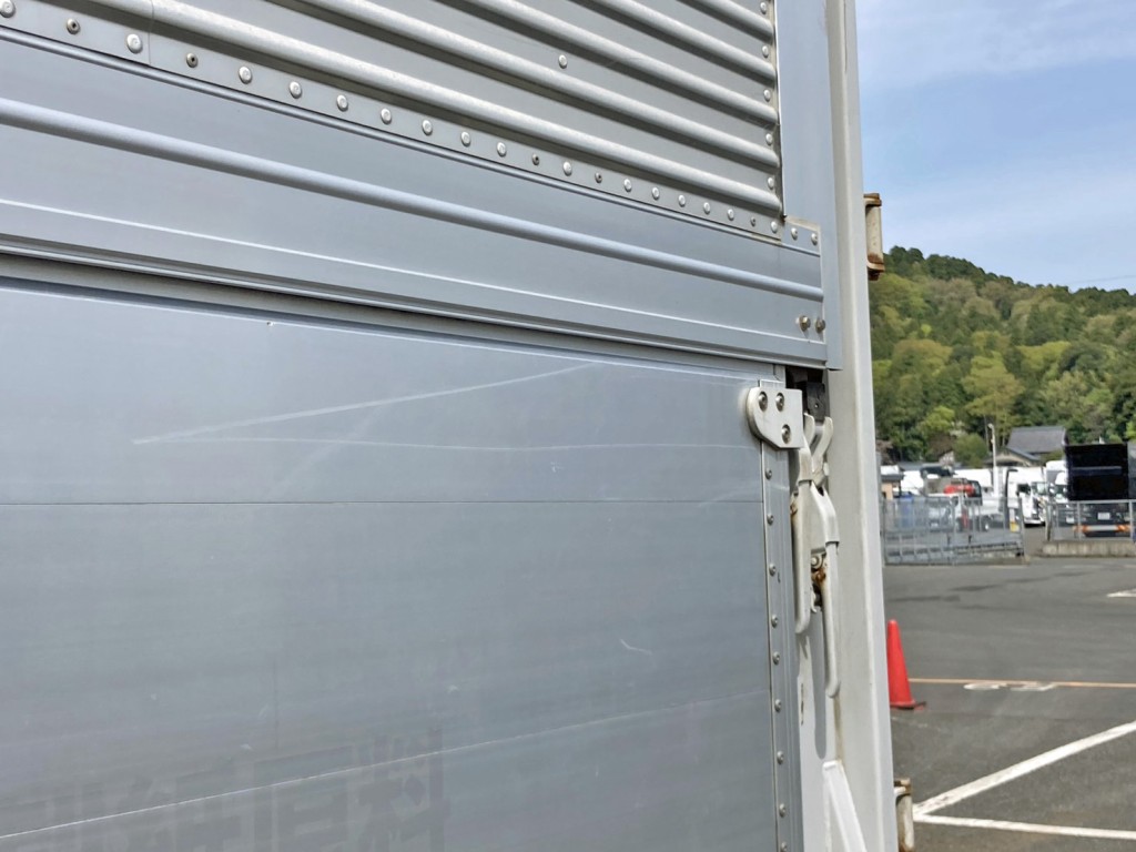 助手席側アオリ後方に引きキズがあります。|いすゞ ギガ 2PG-CYJ77Cの写真32