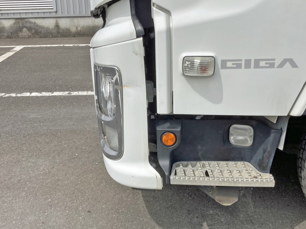 フロントバンパー助手席側カバー欠品しています。|いすゞ ギガ 2PG-CYJ77Cの写真33
