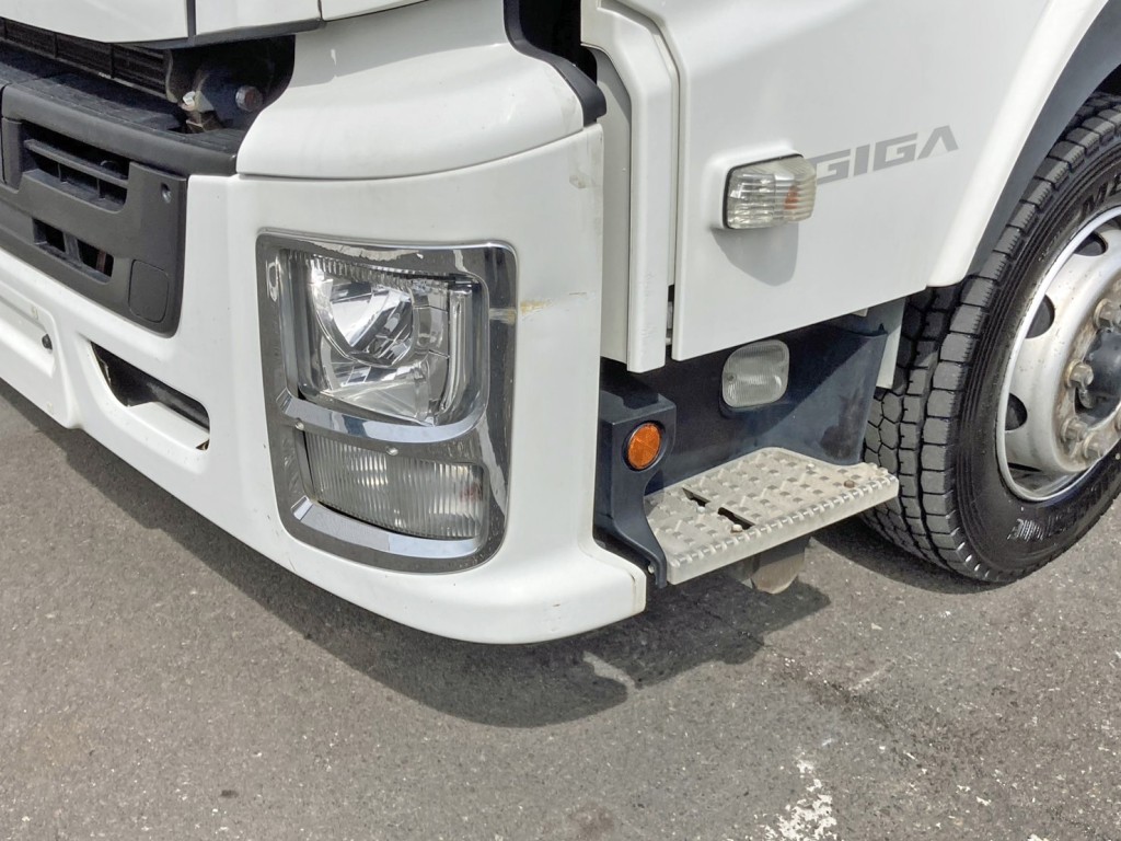 フロントバンパー助手席側にヘコミがあります。|いすゞ ギガ 2PG-CYJ77Cの写真34