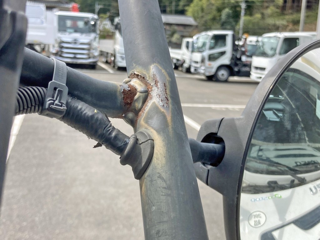 助手席側サイドミラーステーに曲がりがあります。|いすゞ ギガ 2PG-CYJ77Cの写真35