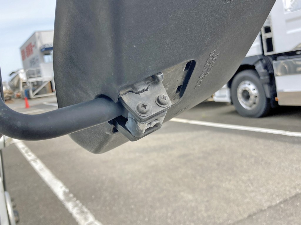 助手席側補助ミラー取り付け部に割れがあります。|いすゞ ギガ 2PG-CYJ77Cの写真36