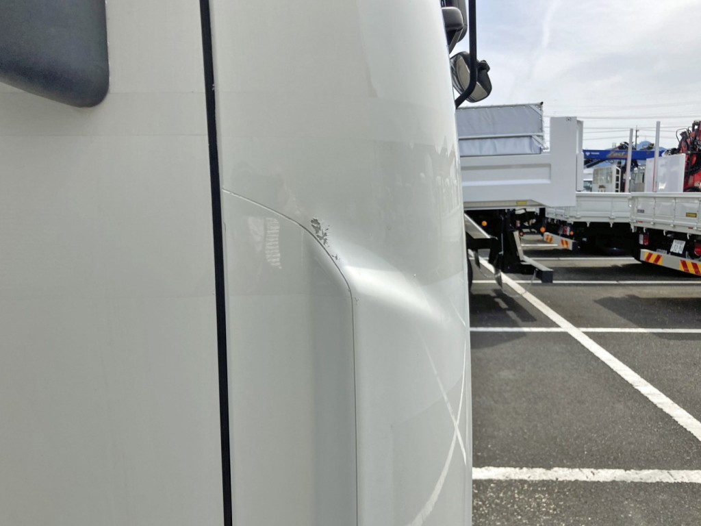 運転席側コーナーカバーにキズがあります。|いすゞ ギガ 2PG-CYJ77Cの写真37