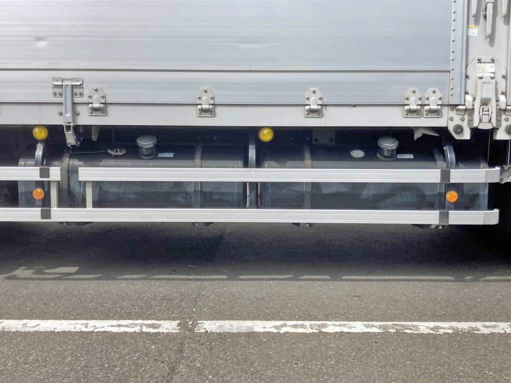 燃料タンクは300Lが2つ付いています。|いすゞ ギガ 2PG-CYJ77Cの写真39