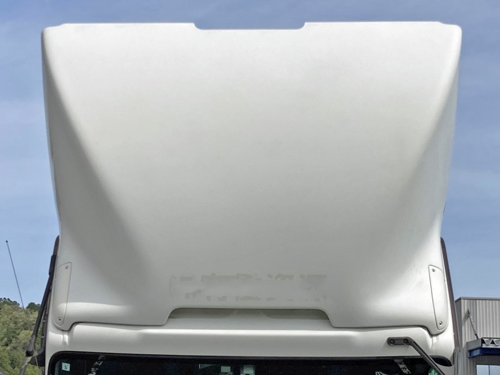 導風板前方にシールはがし跡があります。|いすゞ ギガ 2PG-CYJ77Cの写真44
