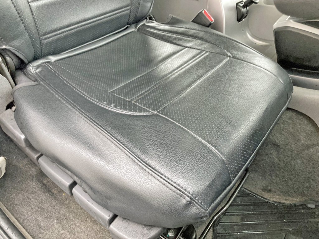 運転席座面にヘタリがあります。|UDトラックス クオン 2PG-GK5AABの写真9