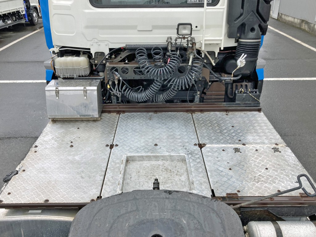 踊り場は縞板アルミです|UDトラックス クオン 2PG-GK5AABの写真10