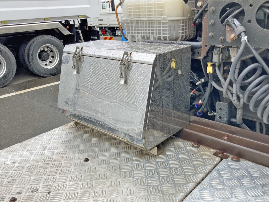 踊り場前方助手席側にステンレス製の工具箱が付いています。|UDトラックス クオン 2PG-GK5AABの写真11