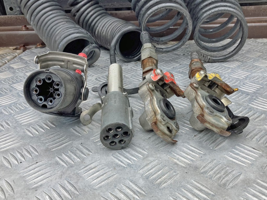 接続コネクターです。|UDトラックス クオン 2PG-GK5AABの写真12