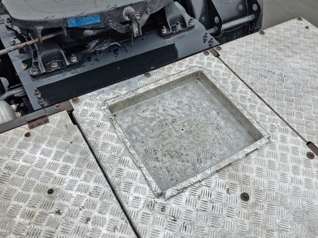 踊り場に物入れが付いています。|UDトラックス クオン 2PG-GK5AABの写真13