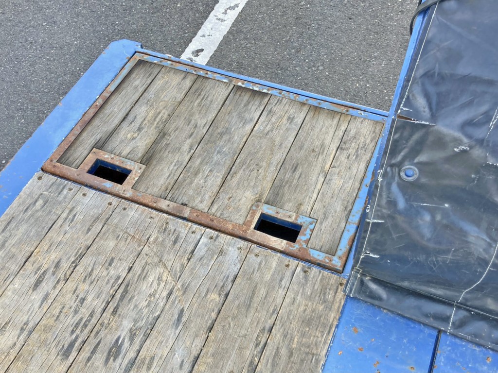 床板前方助手席側に物入れが付いています。|東邦  TL34G3E3Sの写真12