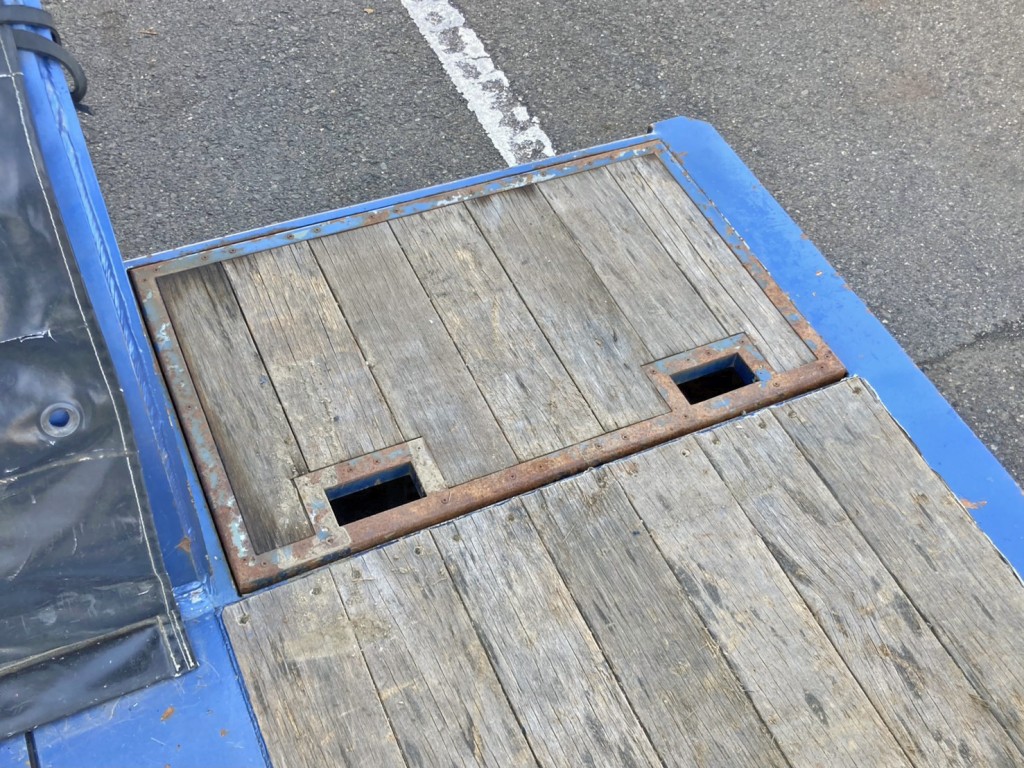 床板前方運転席側に物入れが付いています。|東邦  TL34G3E3Sの写真13