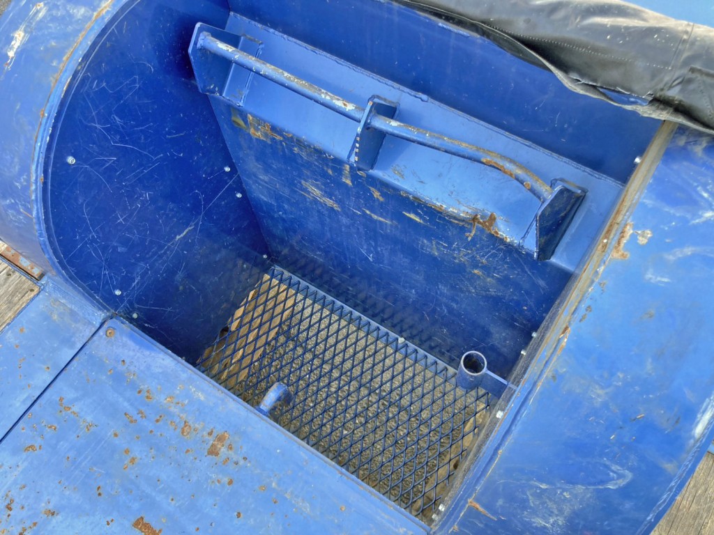 ステーに曲がりがあります。|東邦  TL34G3E3Sの写真15