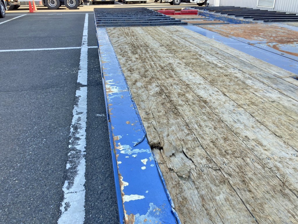 床板前方運転席側に割れがあります。|東邦  TL34G3E3Sの写真17