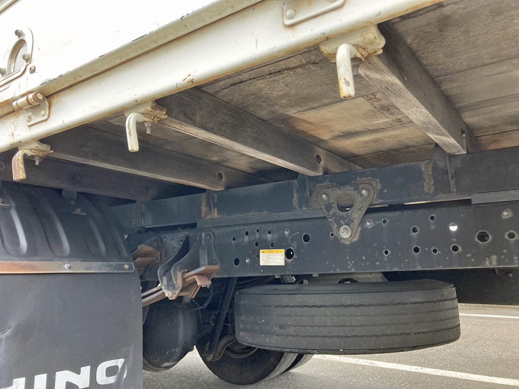 シャーシとネタの状態です。(縦ネタは鉄製・横ネタは木製です)|日野 レンジャー TKG-FC9JKAA(2WD)の写真6