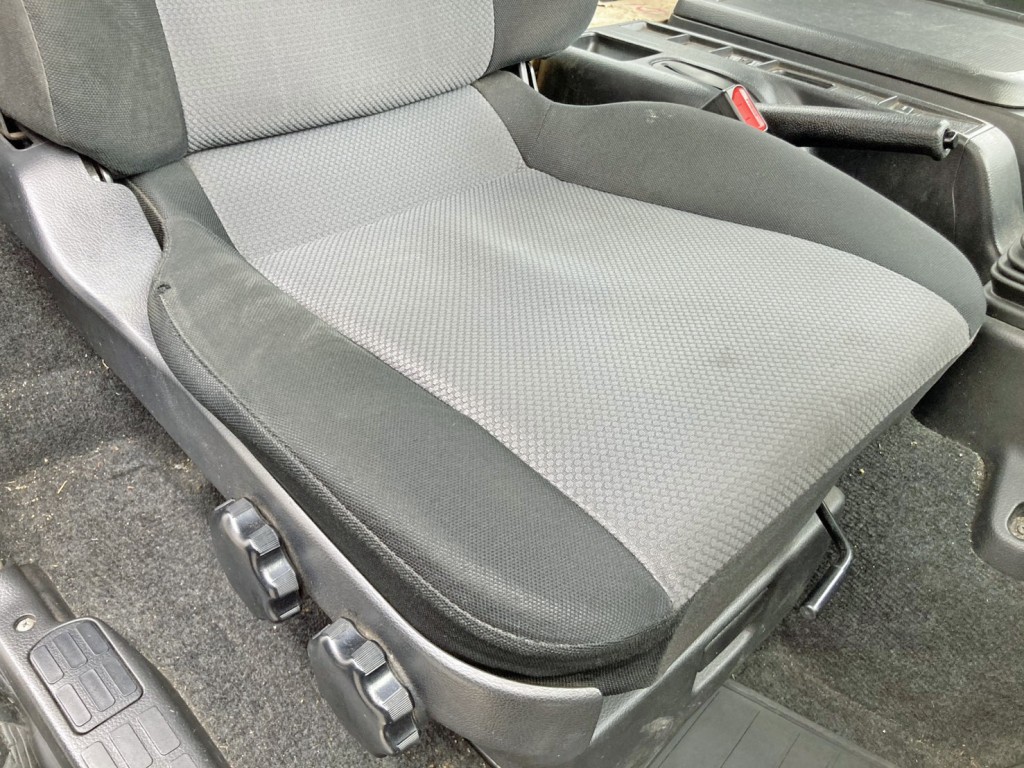 運転席座面にヘタリ・破れがあります。|日野 レンジャー TKG-FC9JKAA(2WD)の写真8