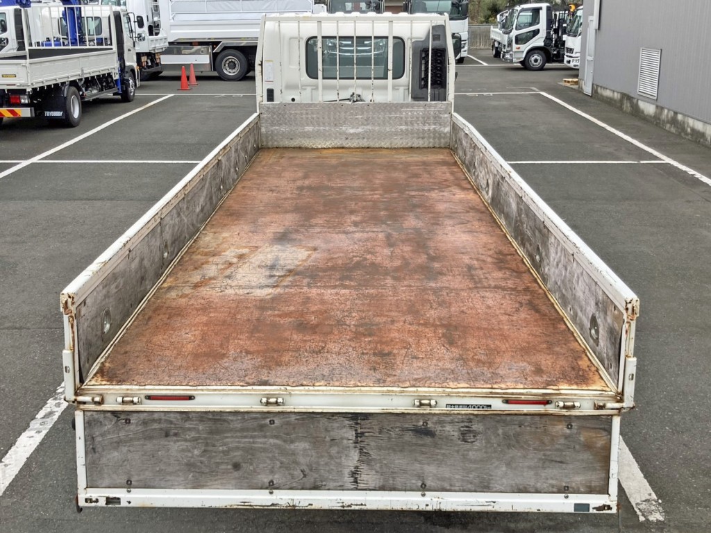 床は鉄板張りです。|日野 レンジャー TKG-FC9JKAA(2WD)の写真9