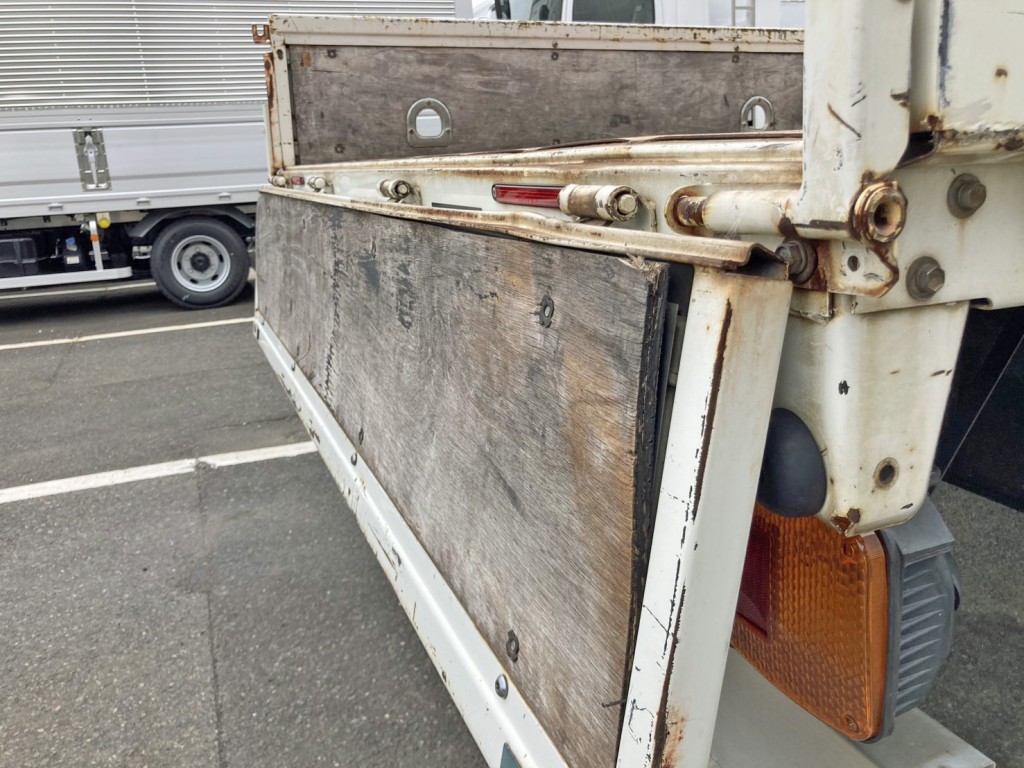リヤアオリ内側のコンパネ板に反りがあります。|日野 レンジャー TKG-FC9JKAA(2WD)の写真10