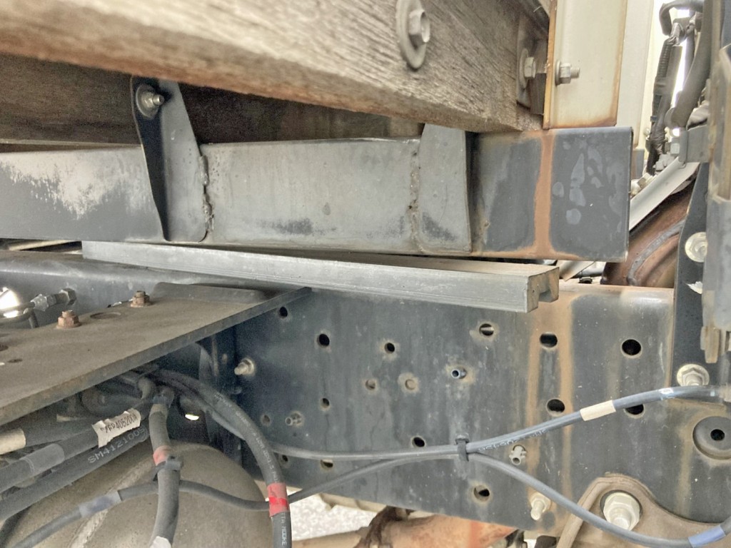 ボディー前方運転席側の縦ネタとメインフレーム間の緩衝材にズレがあります。|日野 レンジャー TKG-FC9JKAA(2WD)の写真14