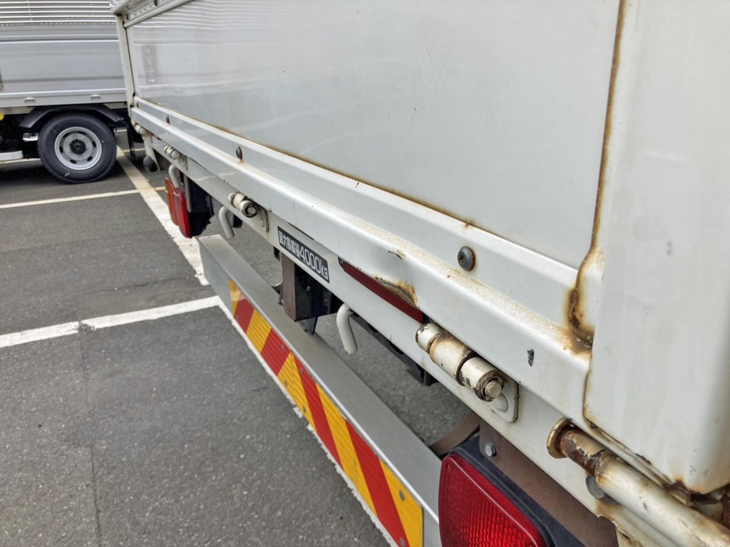 リヤアオリ運転席側にヘコミがあります。|日野 レンジャー TKG-FC9JKAA(2WD)の写真16